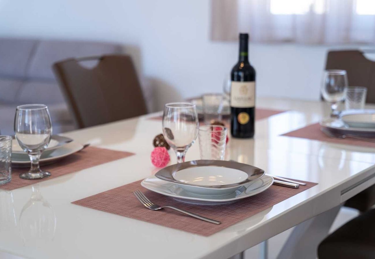 Villa a Divšici - Villa Karla near Pula for 8 persons with private pool, kids playground & pet friendly