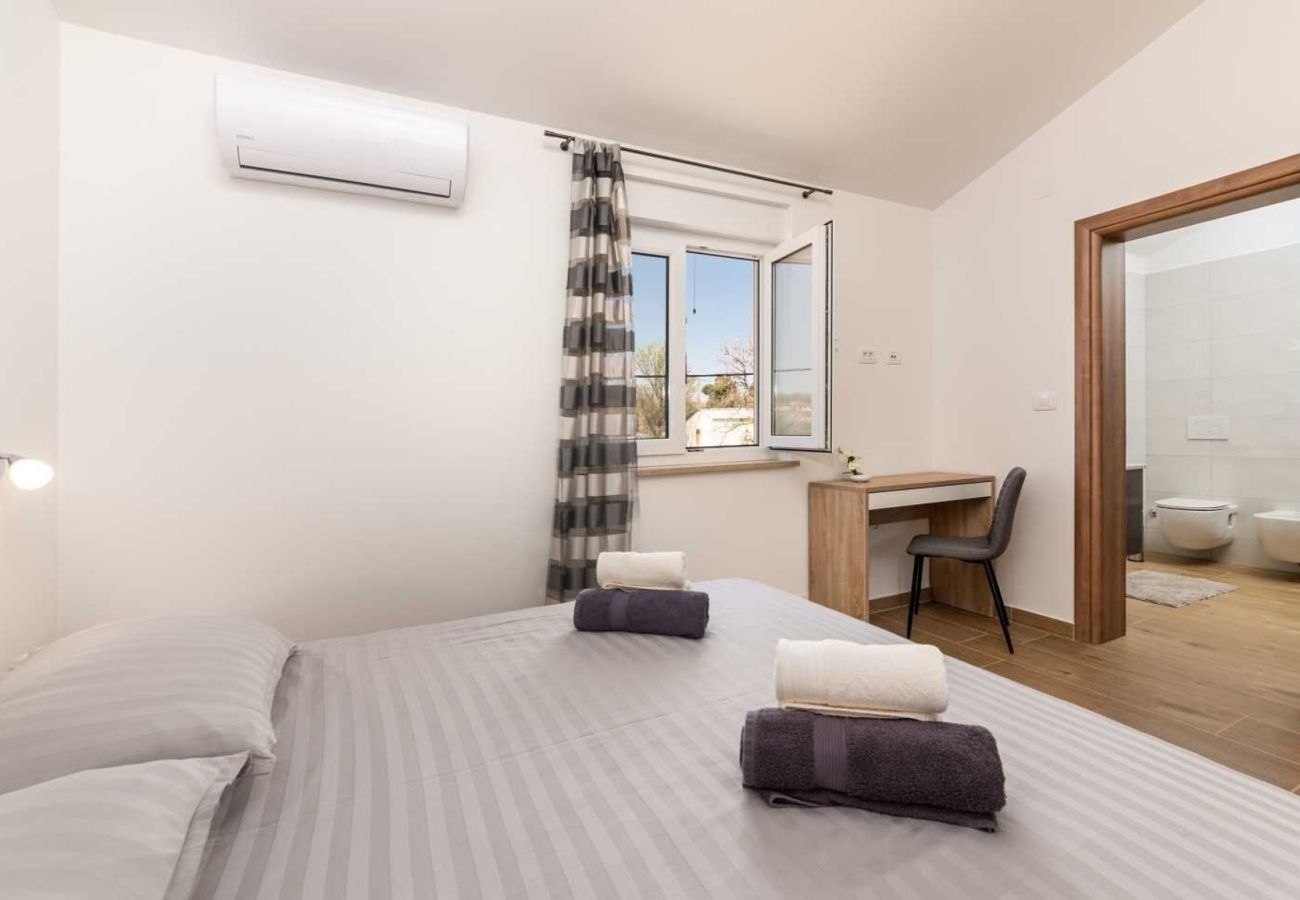 Villa a Divšici - Villa Karla near Pula for 8 persons with private pool, kids playground & pet friendly