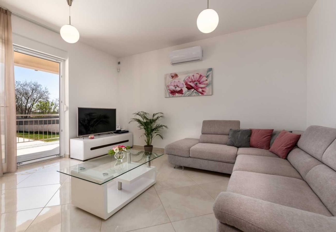 Villa a Divšici - Villa Karla near Pula for 8 persons with private pool, kids playground & pet friendly