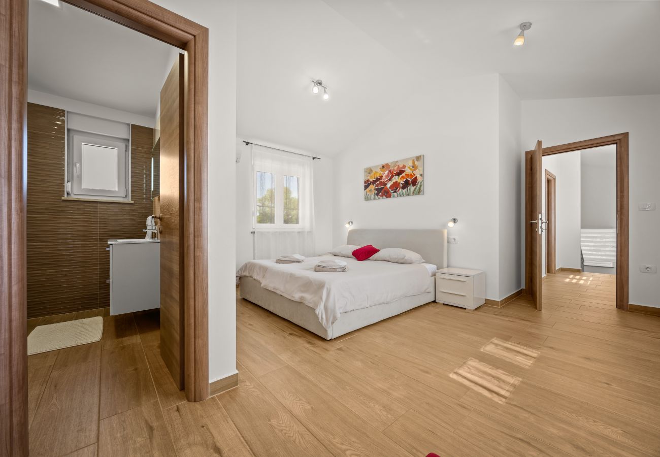 Villa a Divšici - Villa Karla near Pula for 8 persons with private pool, kids playground & pet friendly