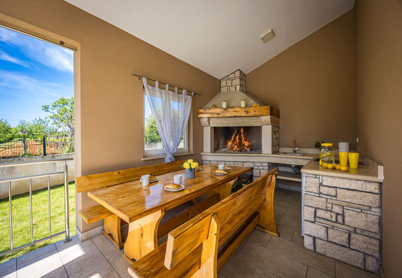 Villa a Divšici - Villa Karla near Pula for 8 persons with private pool, kids playground & pet friendly