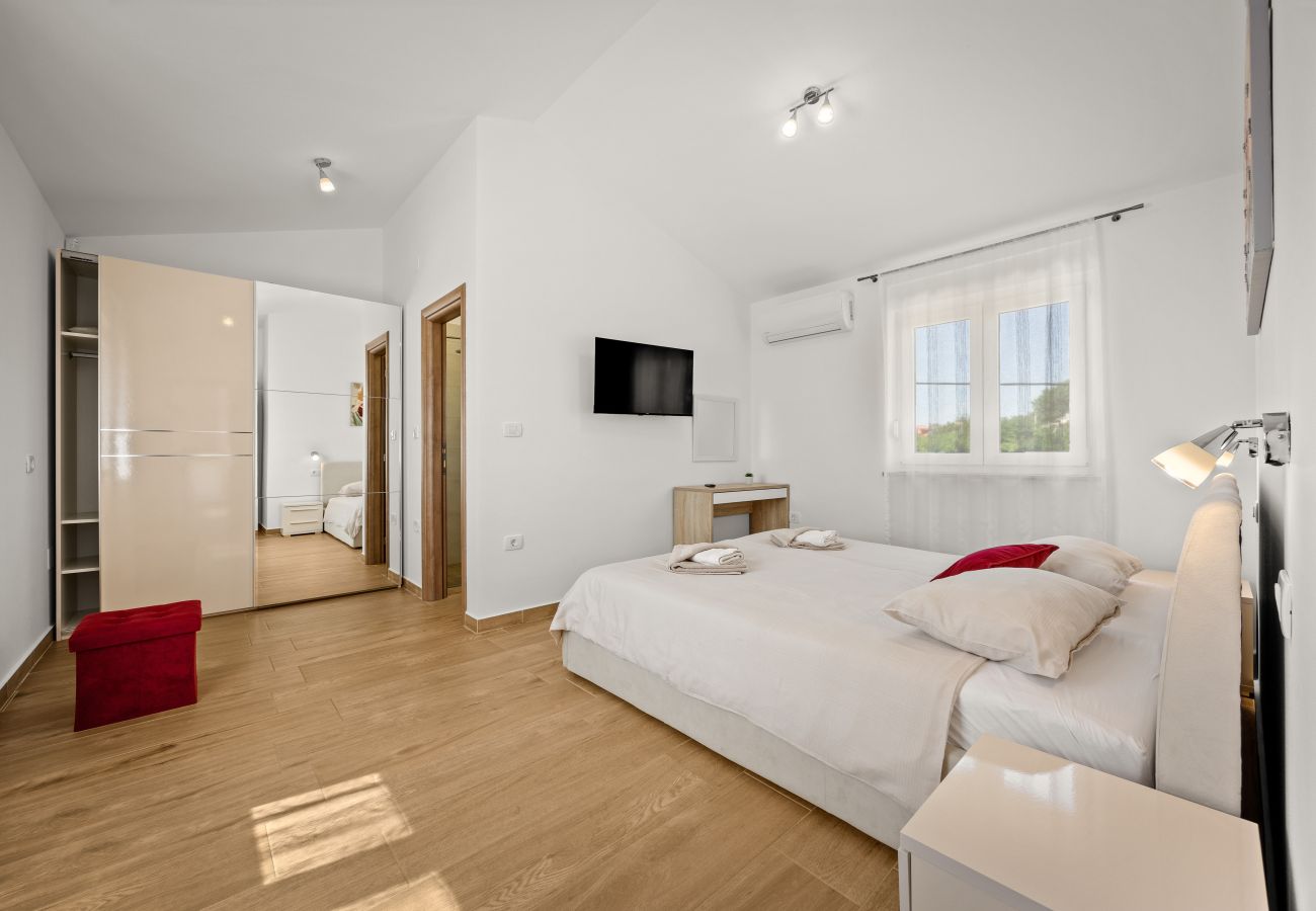 Villa a Divšici - Villa Karla near Pula for 8 persons with private pool, kids playground & pet friendly