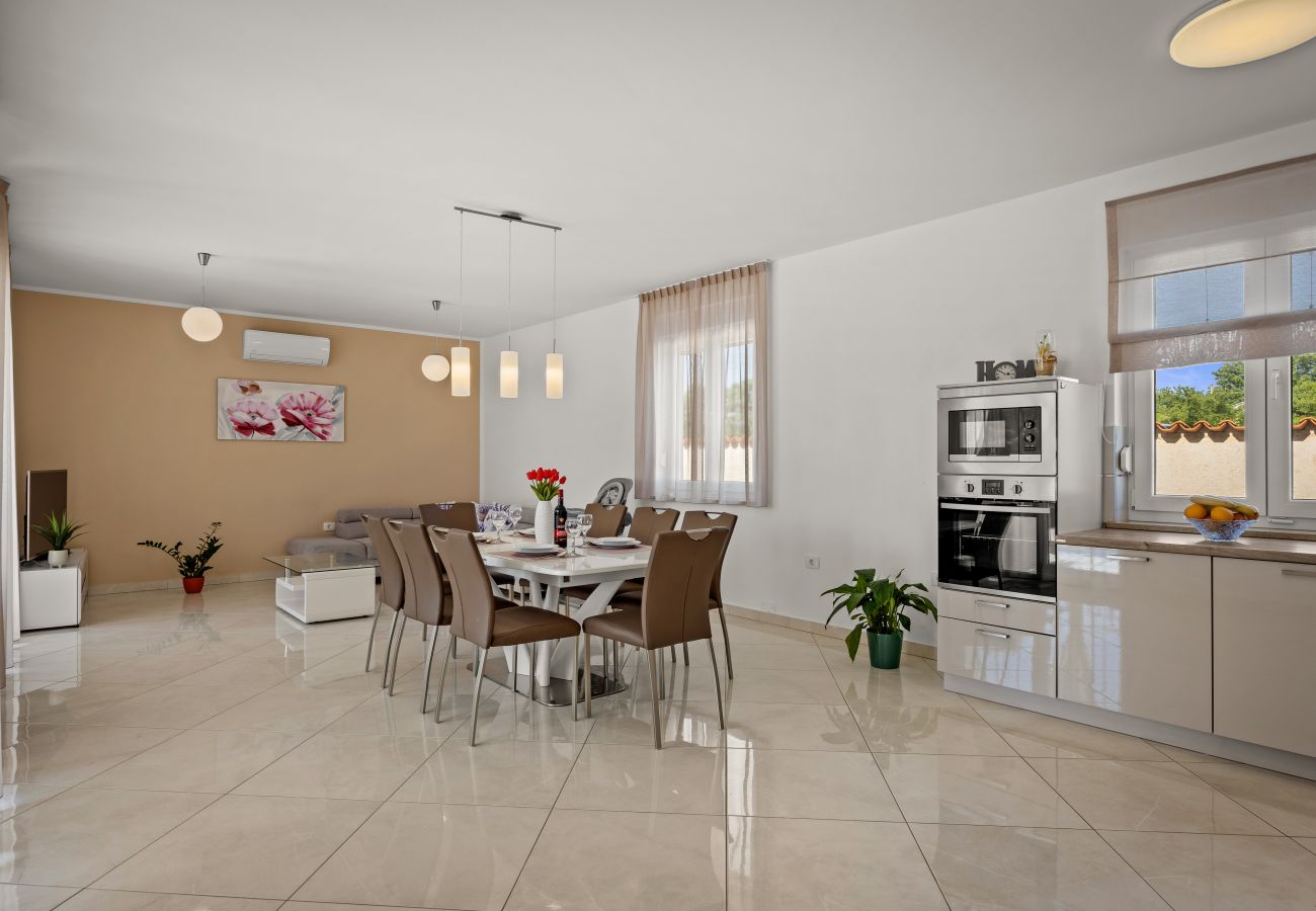 Villa a Divšici - Villa Karla near Pula for 8 persons with private pool, kids playground & pet friendly