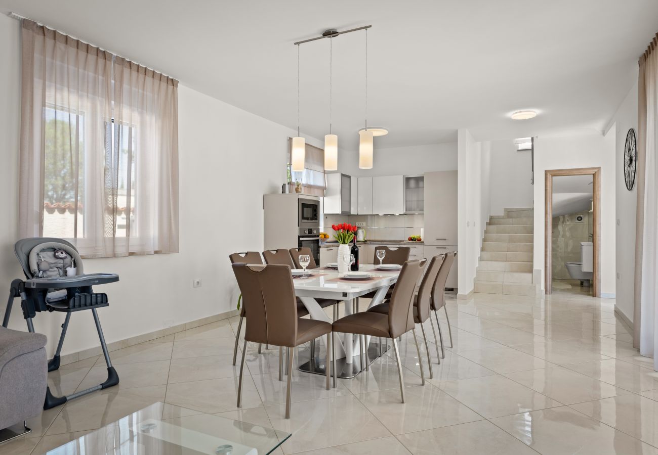 Villa a Divšici - Villa Karla near Pula for 8 persons with private pool, kids playground & pet friendly