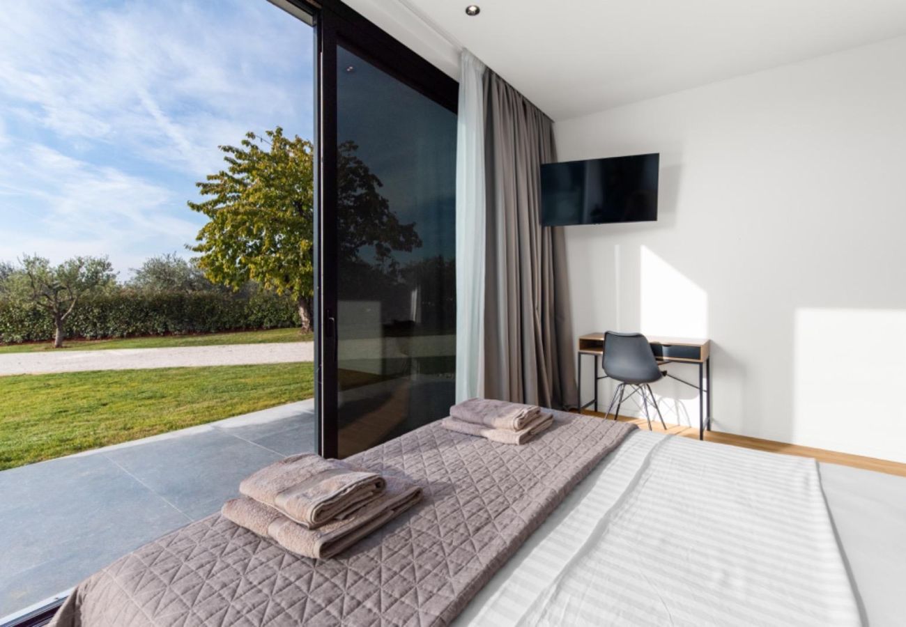 Villa a Deklici - Villa Nura for 8 persons near Poreč with 36 m2 heated pool, with sauna & sea view 