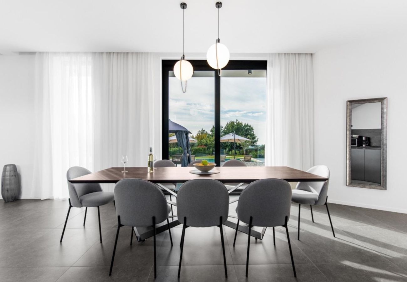 Villa a Deklici - Villa Nura for 8 persons near Poreč with 36 m2 heated pool, with sauna & sea view 