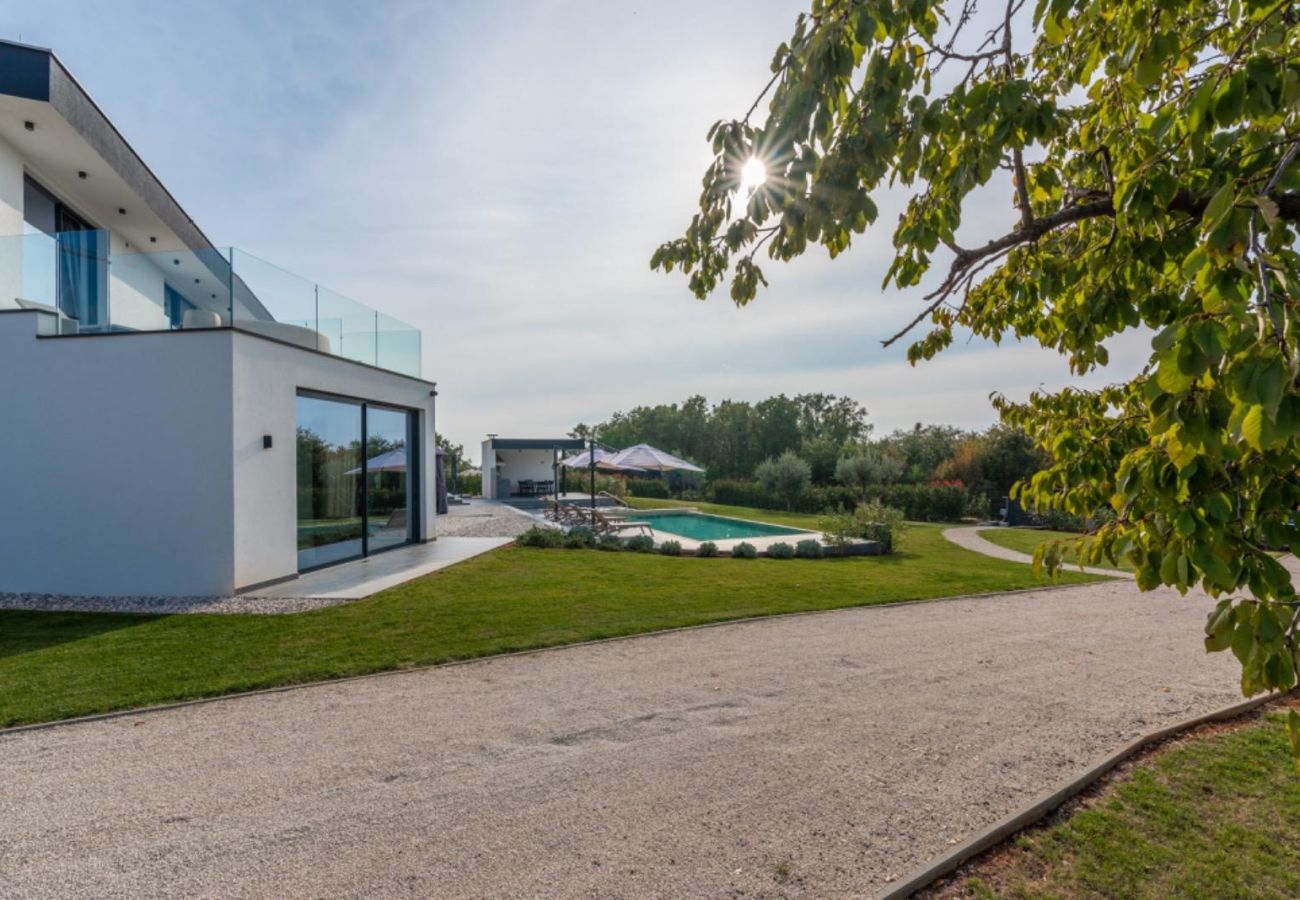 Villa a Deklici - Villa Nura for 8 persons near Poreč with 36 m2 heated pool, with sauna & sea view 