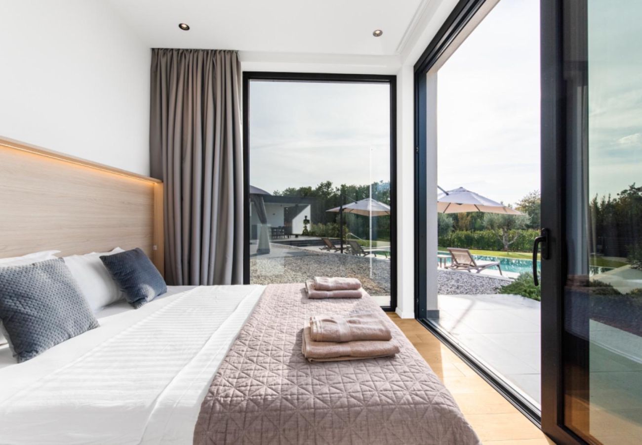 Villa a Deklici - Villa Nura for 8 persons near Poreč with 36 m2 heated pool, with sauna & sea view 