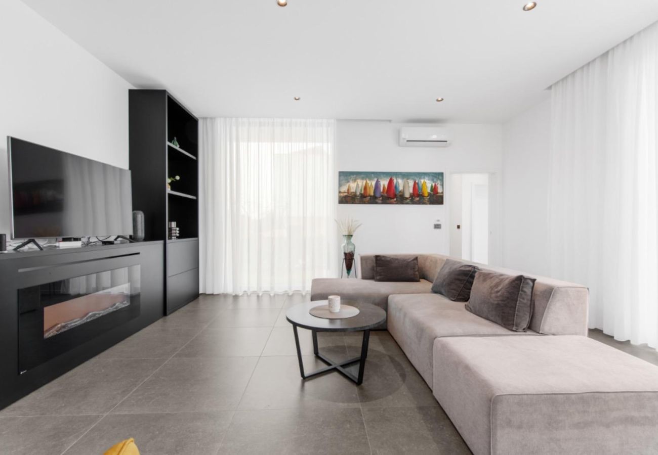 Villa a Deklici - Villa Nura for 8 persons near Poreč with 36 m2 heated pool, with sauna & sea view 