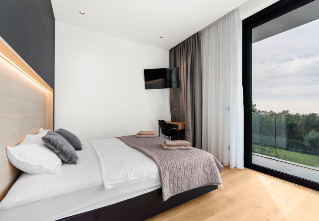 Villa a Deklici - Villa Nura for 8 persons near Poreč with 36 m2 heated pool, with sauna & sea view 