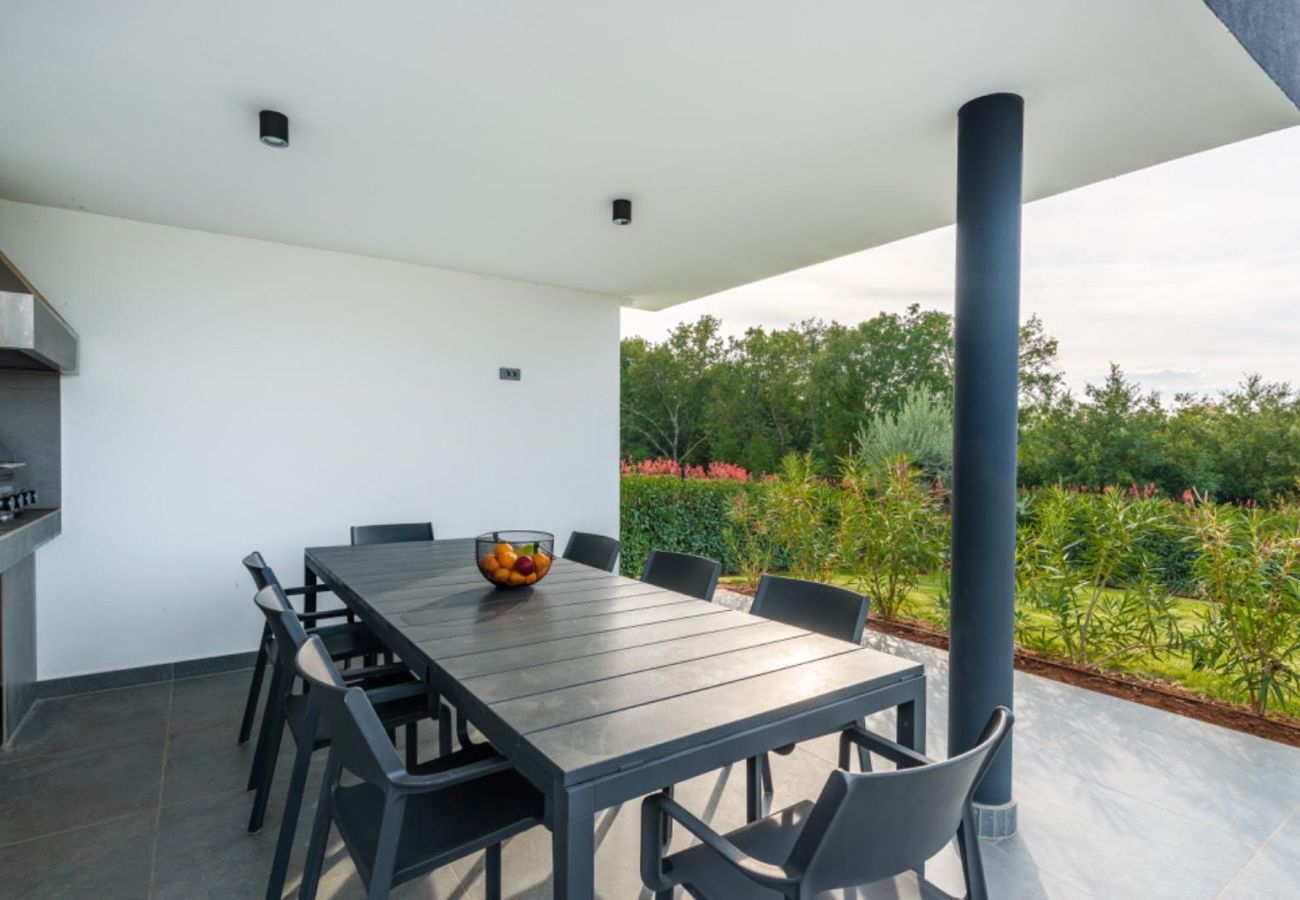 Villa a Deklici - Villa Nura for 8 persons near Poreč with 36 m2 heated pool, with sauna & sea view 