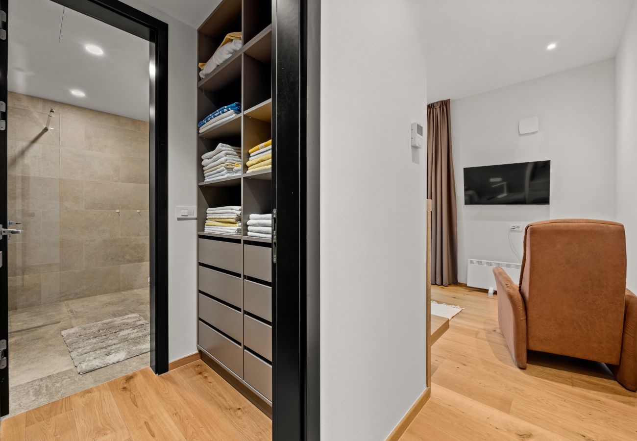 Villa a Brtonigla - Villa Miracle for 5 persons near Novigrad with wellness area, 50 m2 heated pool & sea view