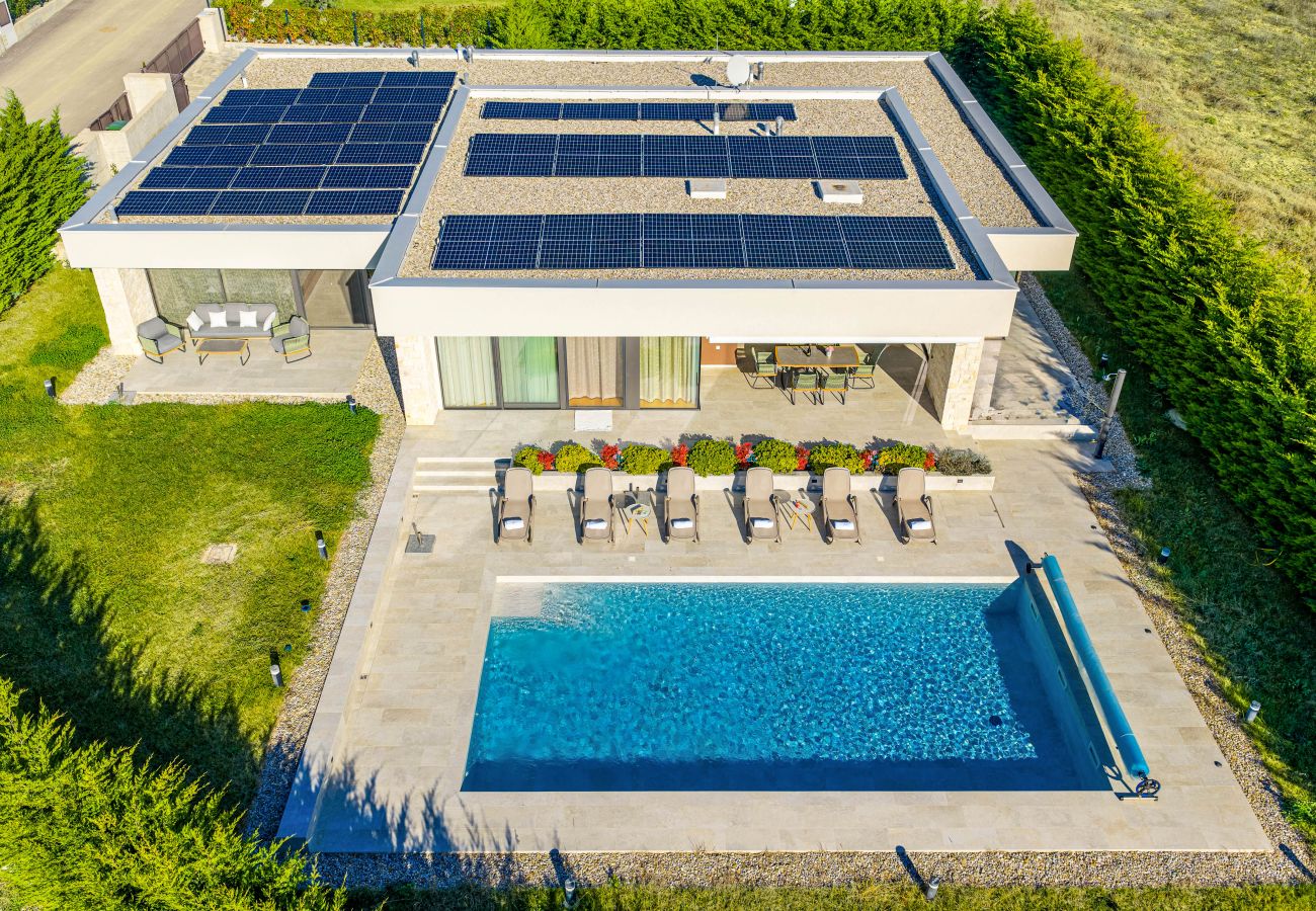 Villa a Brtonigla - Villa Miracle for 5 persons near Novigrad with wellness area, 50 m2 heated pool, sea view & kids playground