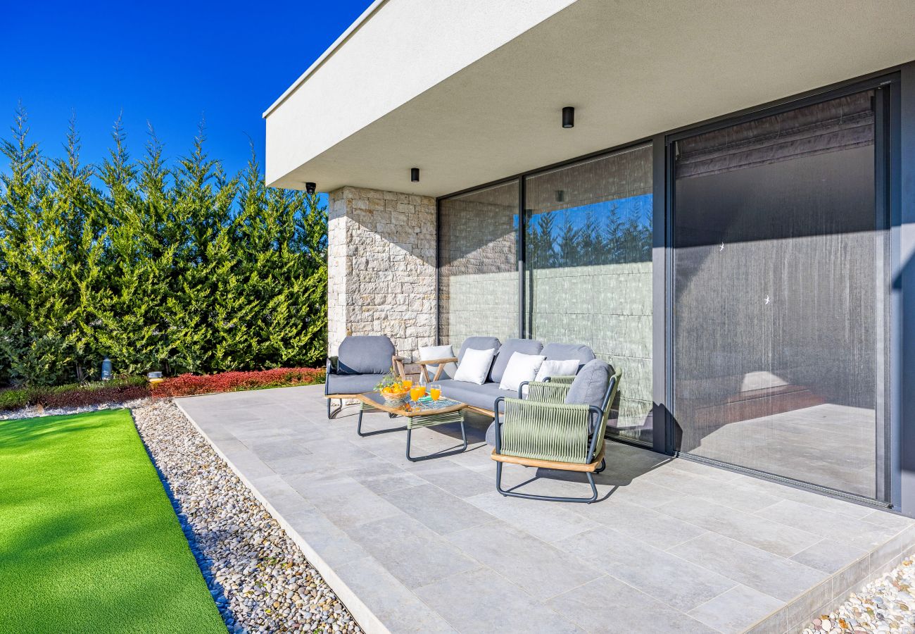 Villa a Brtonigla - Villa Miracle for 5 persons near Novigrad with wellness area, 50 m2 heated pool, sea view & kids playground