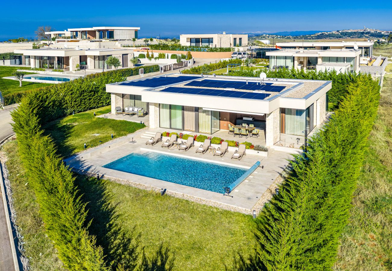 Villa a Brtonigla - Villa Miracle for 5 persons near Novigrad with wellness area, 50 m2 heated pool, sea view & kids playground