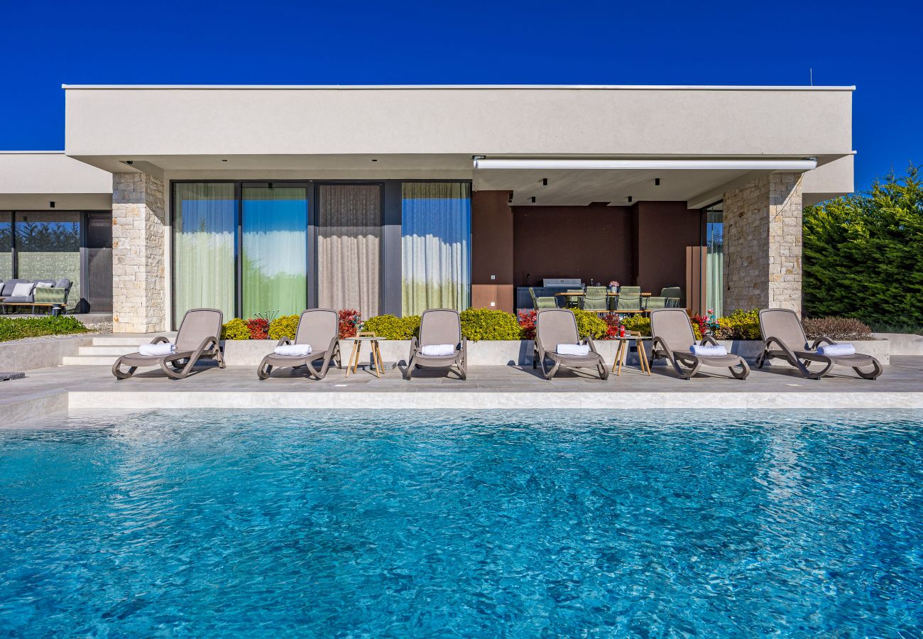 Villa a Brtonigla - Villa Miracle for 5 persons near Novigrad with wellness area, 50 m2 heated pool, sea view & kids playground