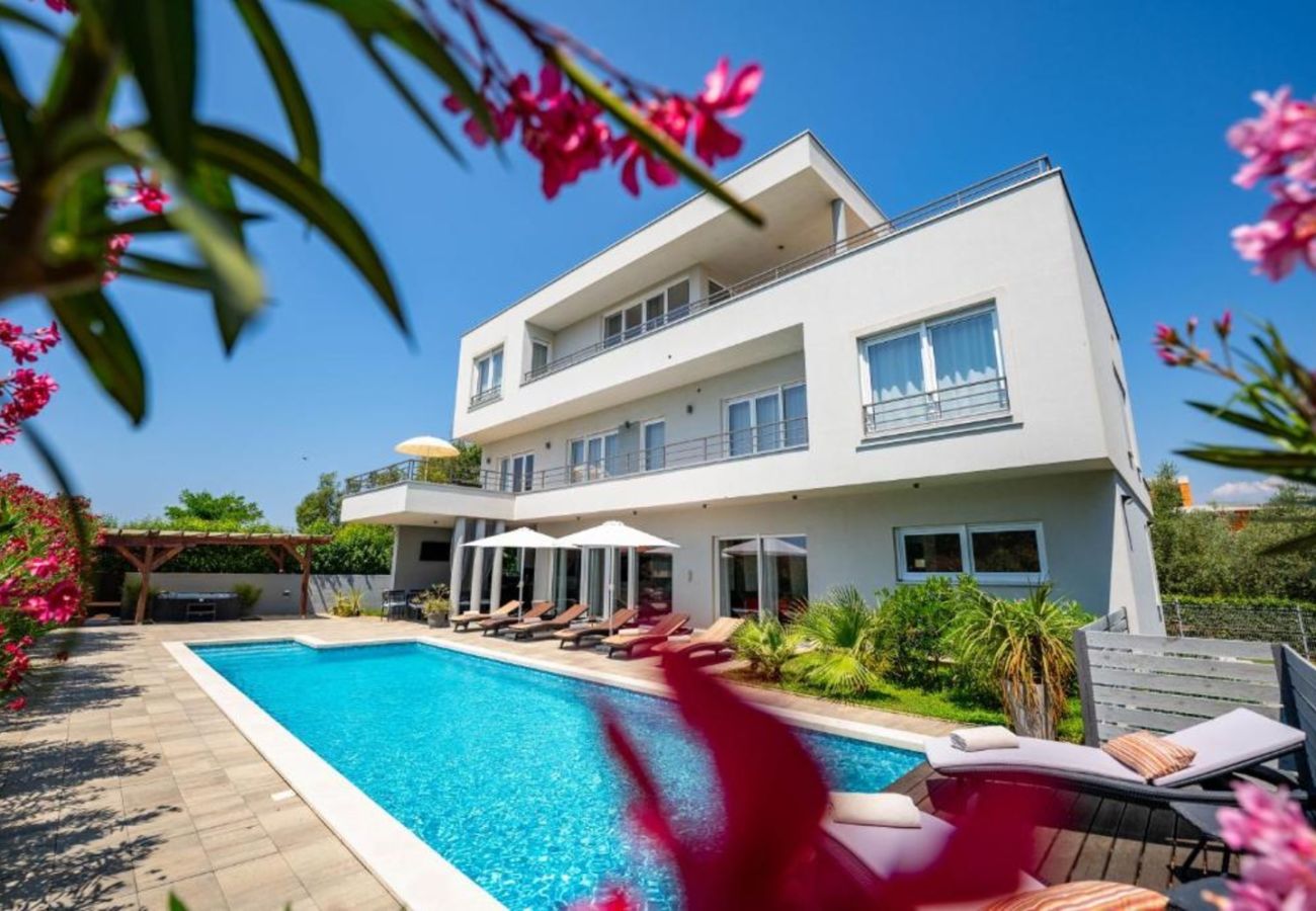 Villa a Medulin - Villa Chillax in Medulin for 10 people with 47 m2 private pool, jacuzzi & sea view - only 400 meters from beach