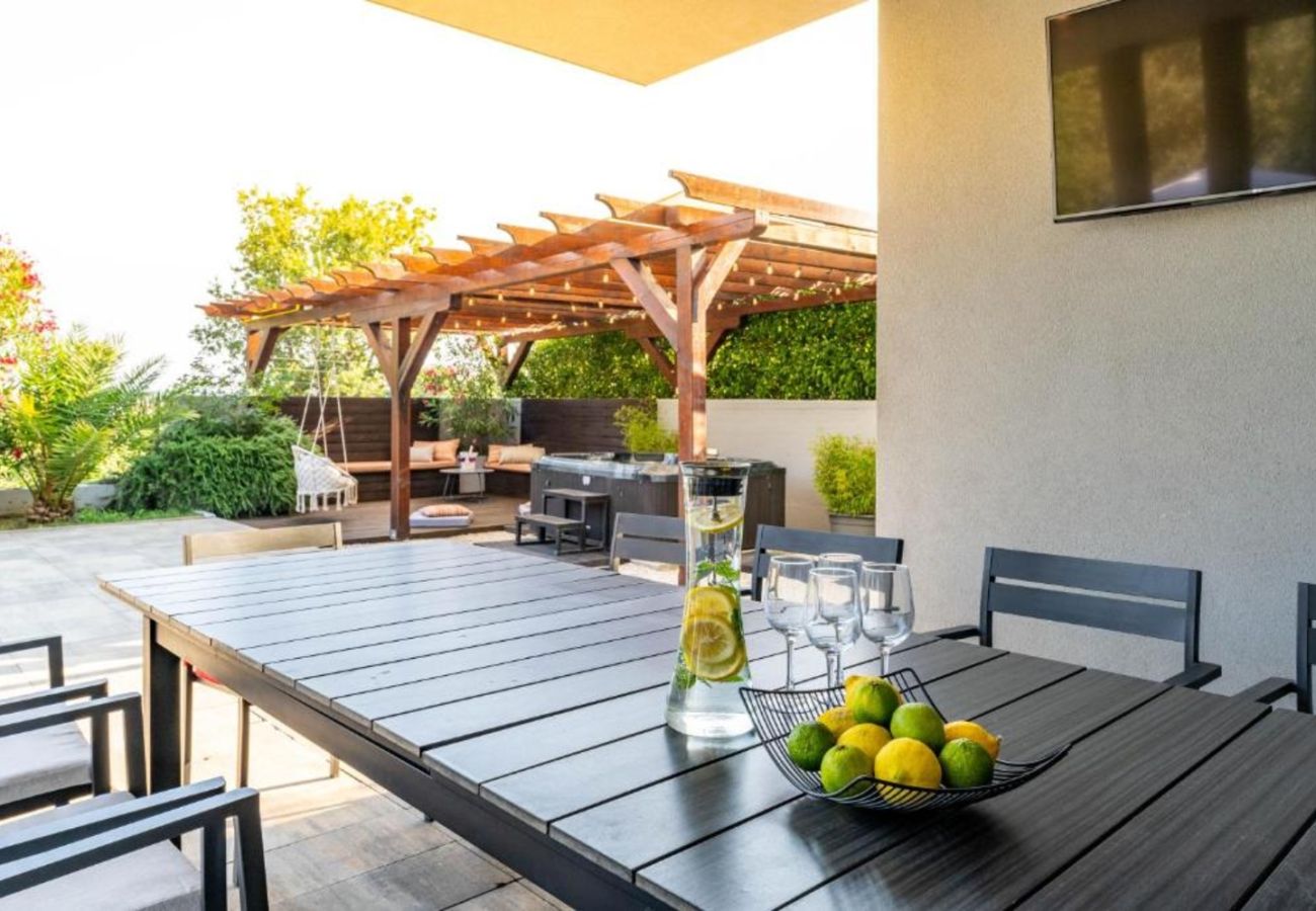 Villa a Medulin - Villa Chillax in Medulin for 10 people with 47 m2 private pool, jacuzzi & sea view - only 400 meters from beach