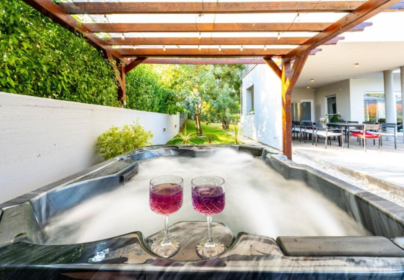 Villa a Medulin - Villa Chillax in Medulin for 10 people with 47 m2 private pool, jacuzzi & sea view - only 400 meters from beach