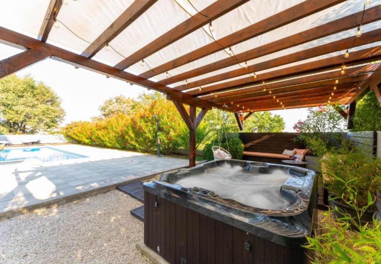 Villa a Medulin - Villa Chillax in Medulin for 10 people with 47 m2 private pool, jacuzzi & sea view - only 400 meters from beach