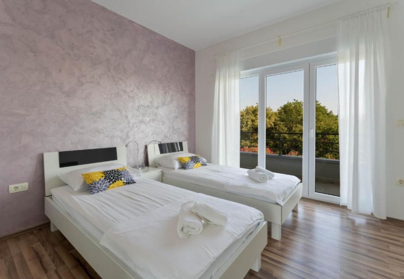 Villa a Medulin - Villa Chillax in Medulin for 10 people with 47 m2 private pool, jacuzzi & sea view - only 400 meters from beach