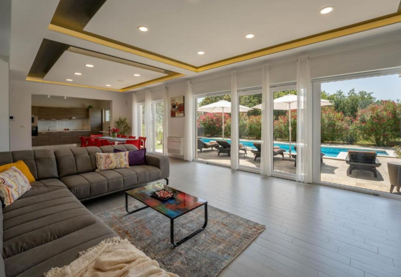 Villa a Medulin - Villa Chillax in Medulin for 10 people with 47 m2 private pool, jacuzzi & sea view - only 400 meters from beach