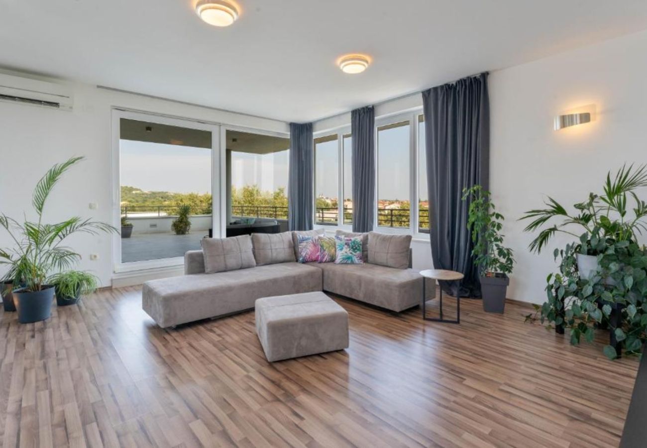 Villa a Medulin - Villa Chillax in Medulin for 10 people with 47 m2 private pool, jacuzzi & sea view - only 400 meters from beach