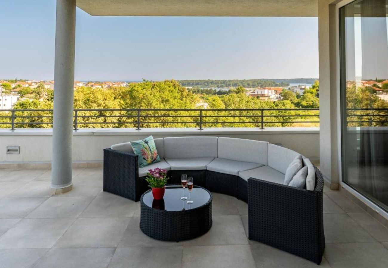 Villa a Medulin - Villa Chillax in Medulin for 10 people with 47 m2 private pool, jacuzzi & sea view - only 400 meters from beach