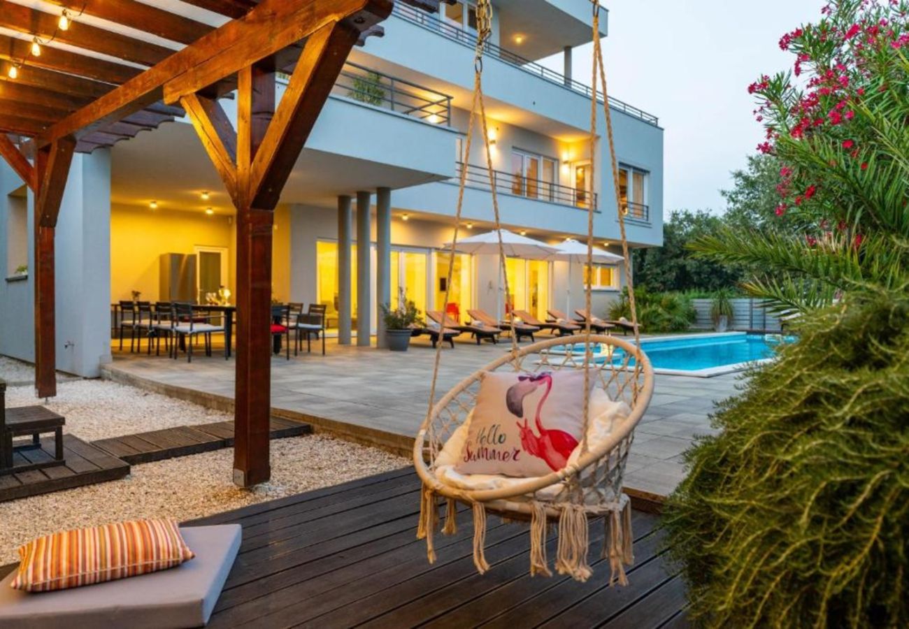 Villa a Medulin - Villa Chillax in Medulin for 10 people with 47 m2 private pool, jacuzzi & sea view - only 400 meters from beach