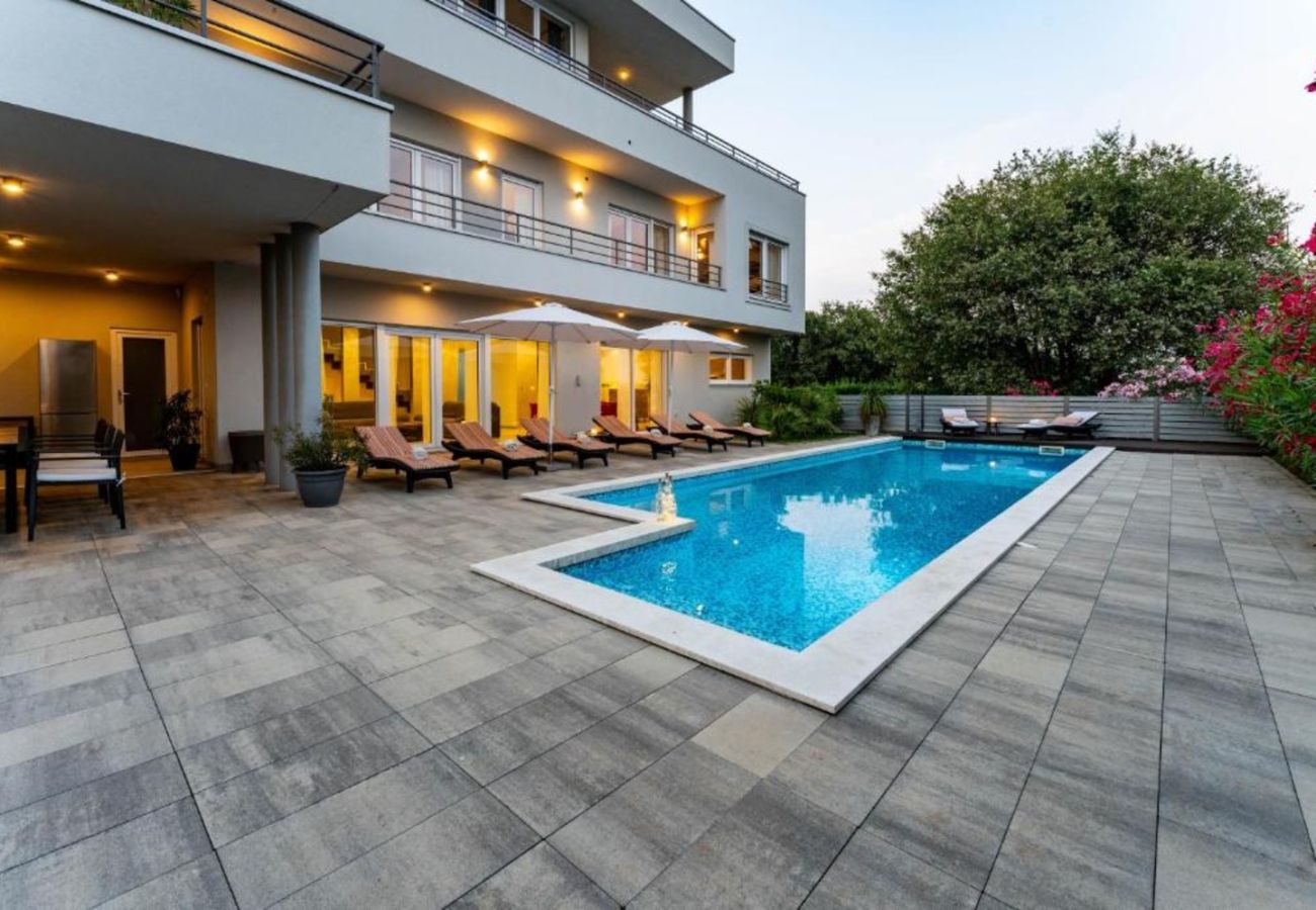 Villa a Medulin - Villa Chillax in Medulin for 10 people with 47 m2 private pool, jacuzzi & sea view - only 400 meters from beach