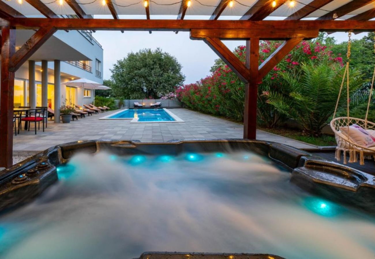 Villa a Medulin - Villa Chillax in Medulin for 10 people with 47 m2 private pool, jacuzzi & sea view - only 400 meters from beach