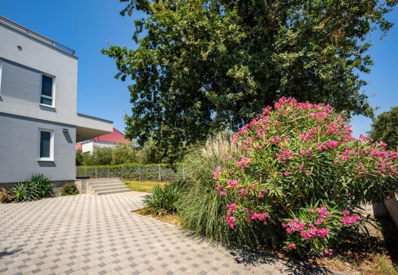 Villa a Medulin - Villa Chillax in Medulin for 10 people with 47 m2 private pool, jacuzzi & sea view - only 400 meters from beach