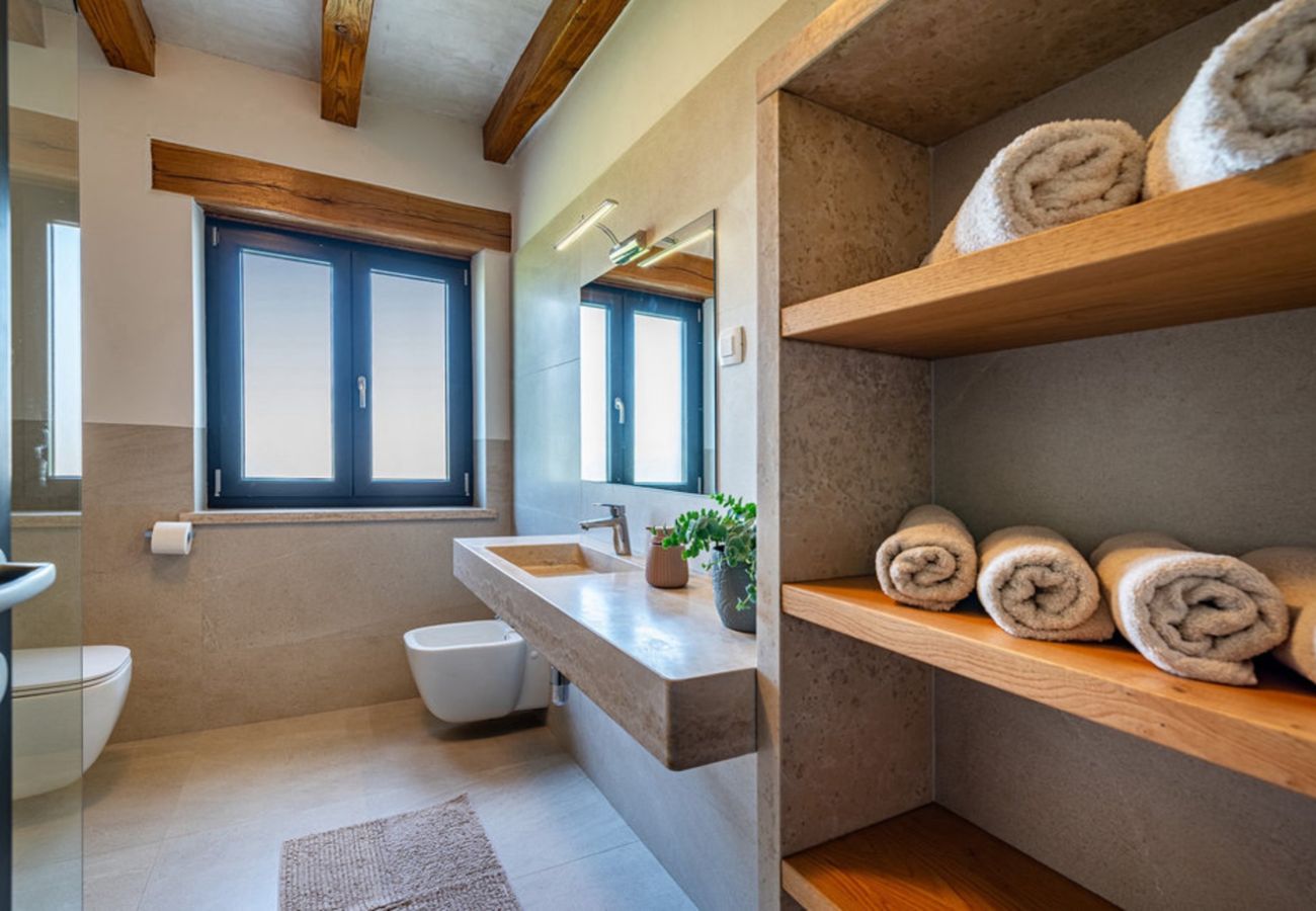 Villa a Kašcerga - Villa Padova for 12 persons near Motovun with 84 m2 infinity pool with panoramic view & beautiful garden