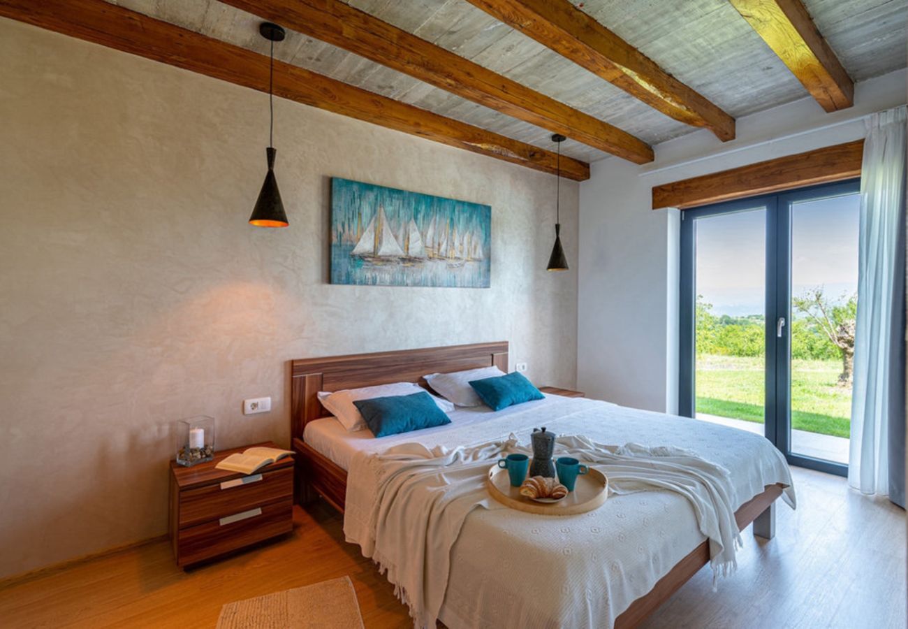 Villa a Kašcerga - Villa Padova for 12 persons near Motovun with 84 m2 infinity pool with panoramic view & beautiful garden