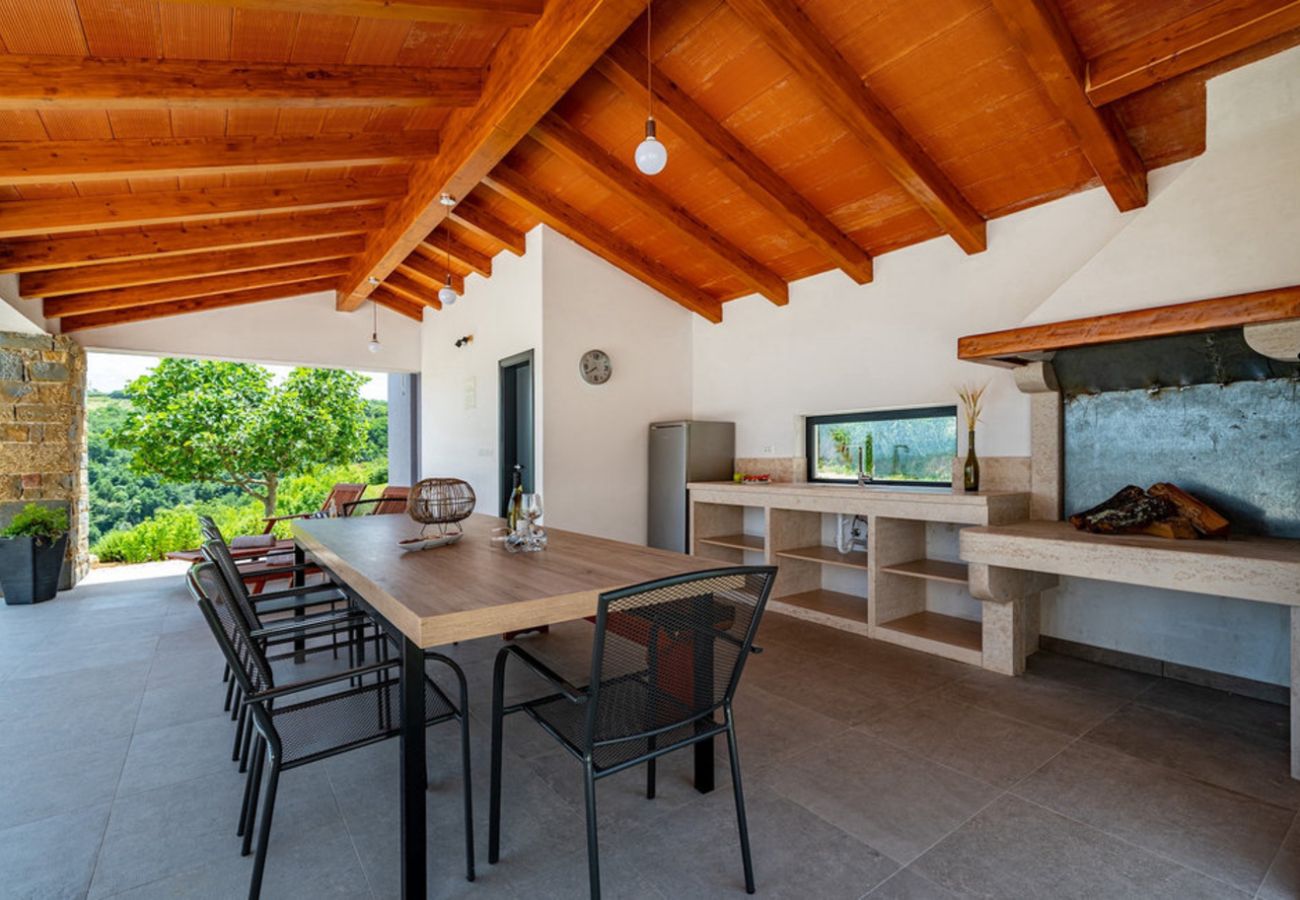 Villa a Kašcerga - Villa Padova for 12 persons near Motovun with 84 m2 infinity pool with panoramic view & beautiful garden