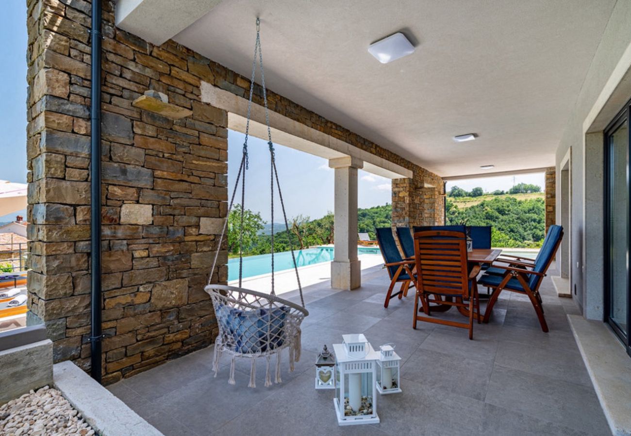 Villa a Kašcerga - Villa Padova for 12 persons near Motovun with 84 m2 infinity pool with panoramic view & beautiful garden