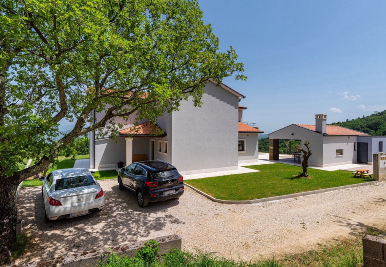 Villa a Kašcerga - Villa Padova for 12 persons near Motovun with 84 m2 infinity pool with panoramic view & beautiful garden