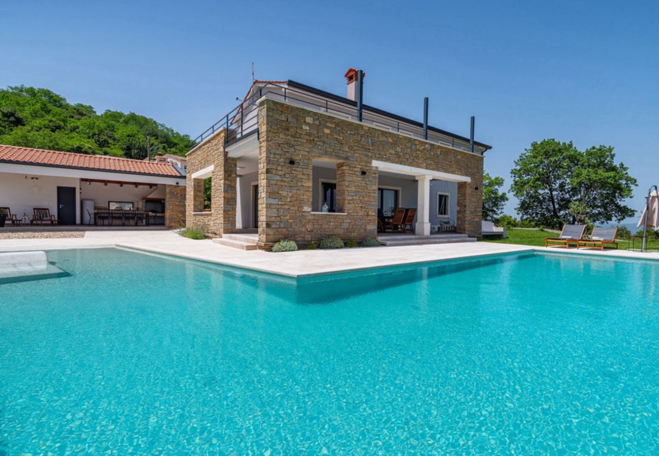 Villa a Kašcerga - Villa Padova for 12 persons near Motovun with 84 m2 infinity pool with panoramic view & beautiful garden