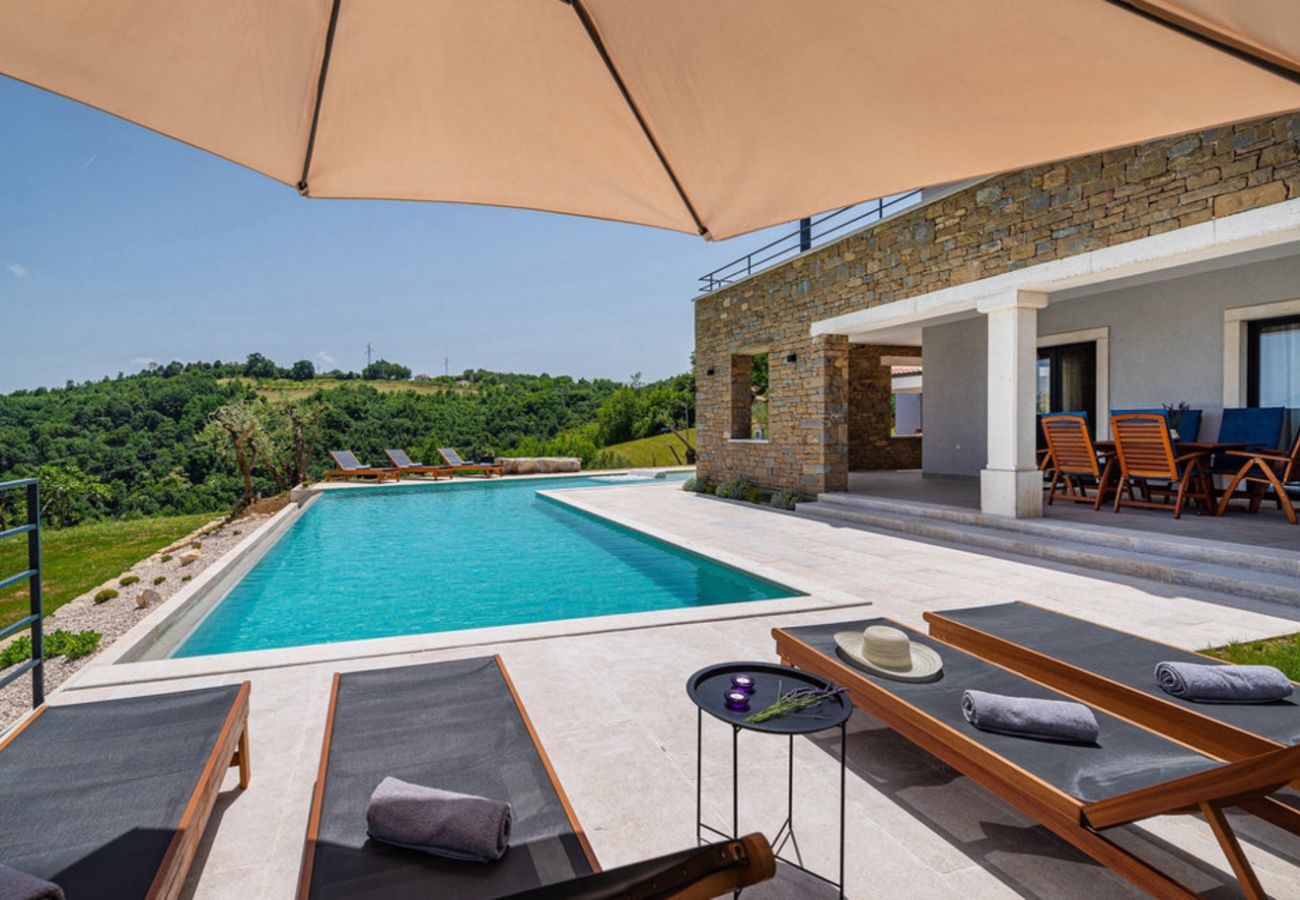 Villa a Kašcerga - Villa Padova for 12 persons near Motovun with 84 m2 infinity pool with panoramic view & beautiful garden