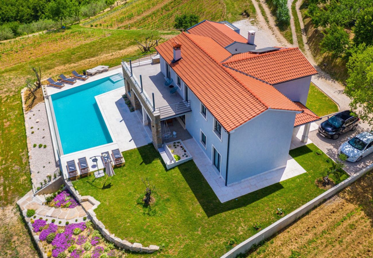 Villa a Kašcerga - Villa Padova for 12 persons near Motovun with 84 m2 infinity pool with panoramic view & beautiful garden
