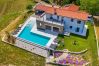 Villa a Kašcerga - Villa Padova for 12 persons near Motovun with 84 m2 infinity pool with panoramic view & beautiful garden