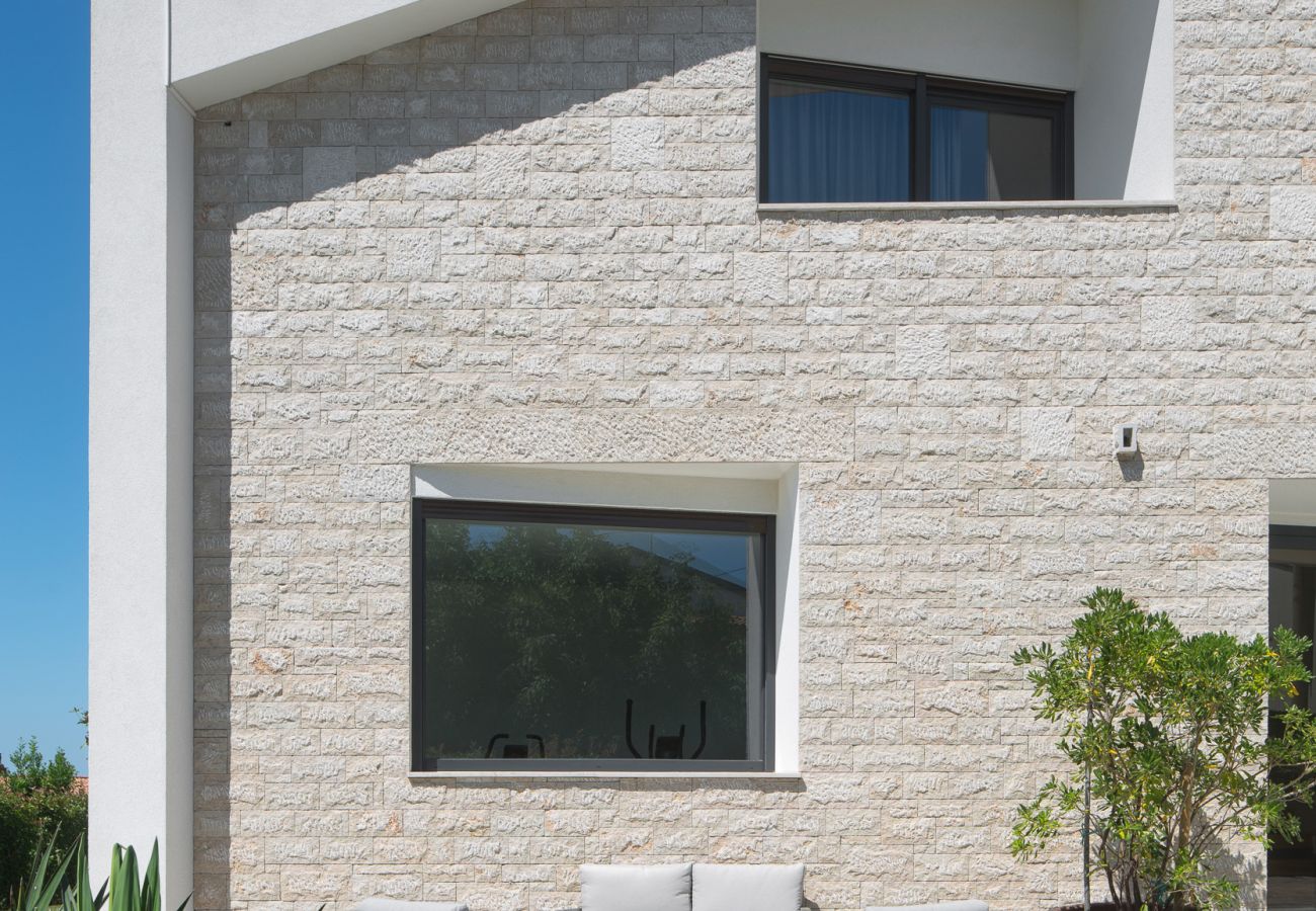 Villa a Brnobici - Villa Mariva for 8 persons near Poreč with 44 m2 heated pool, sea view, fitness & kids playground