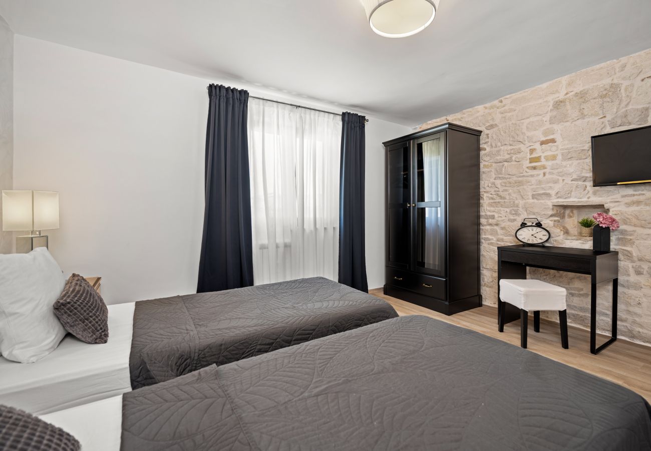 Villa a Valentici - Villa Gambin near Poreč for 8 persons with private 36 m2 pool, whirlpool, kids playground & sea view