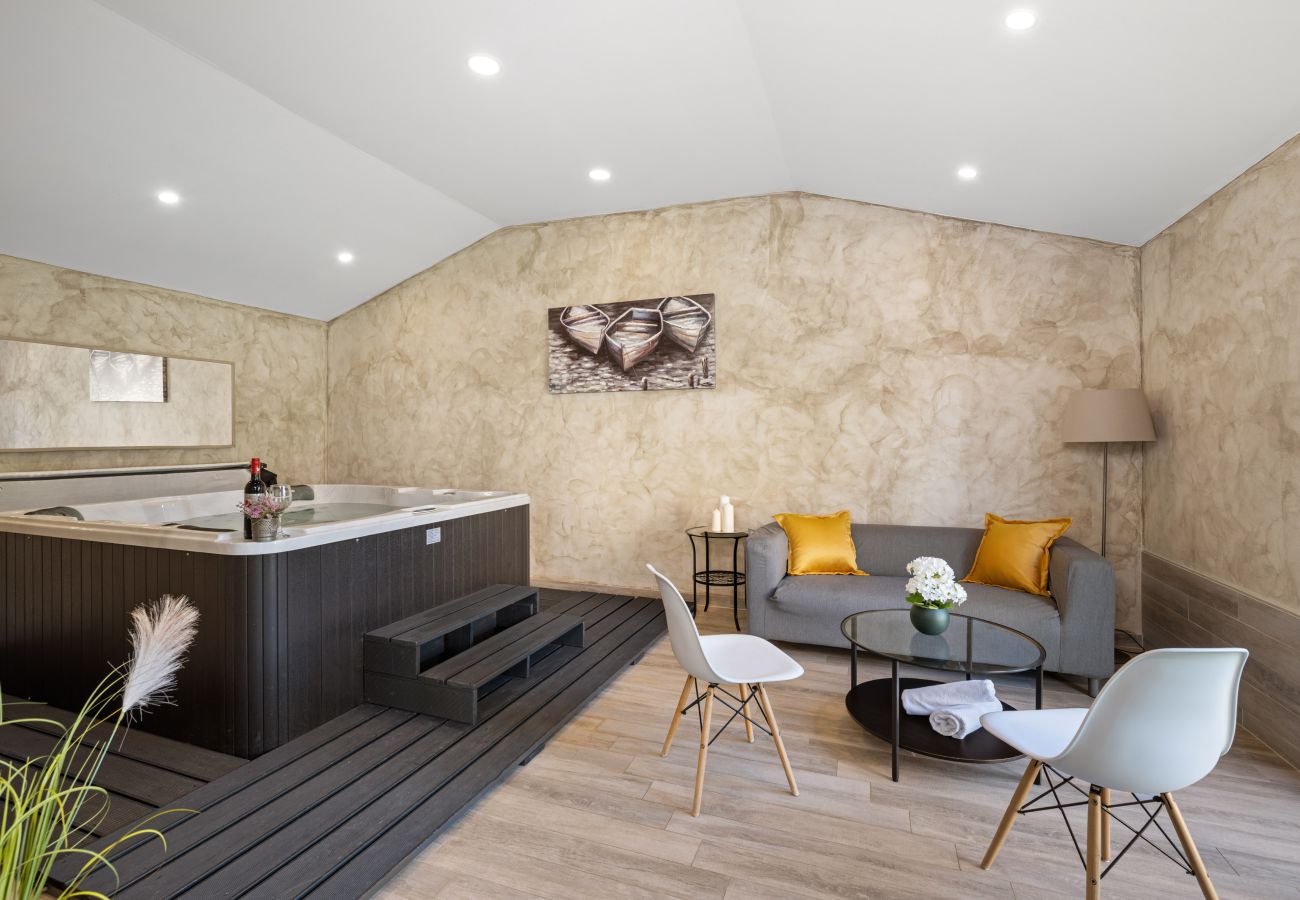 Villa a Valentici - Villa Gambin near Poreč for 8 persons with private 36 m2 pool, whirlpool, kids playground & sea view