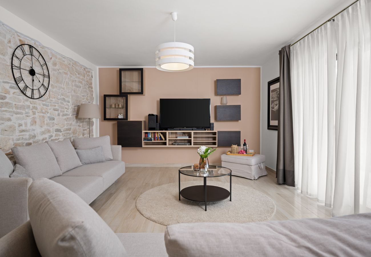 Villa a Valentici - Villa Gambin near Poreč for 8 persons with private 36 m2 pool, whirlpool, kids playground & sea view