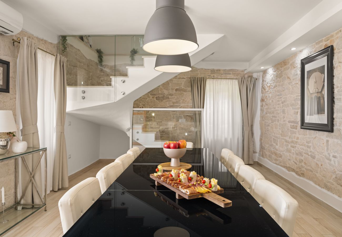 Villa a Valentici - Villa Gambin near Poreč for 8 persons with private 36 m2 pool, whirlpool, kids playground & sea view