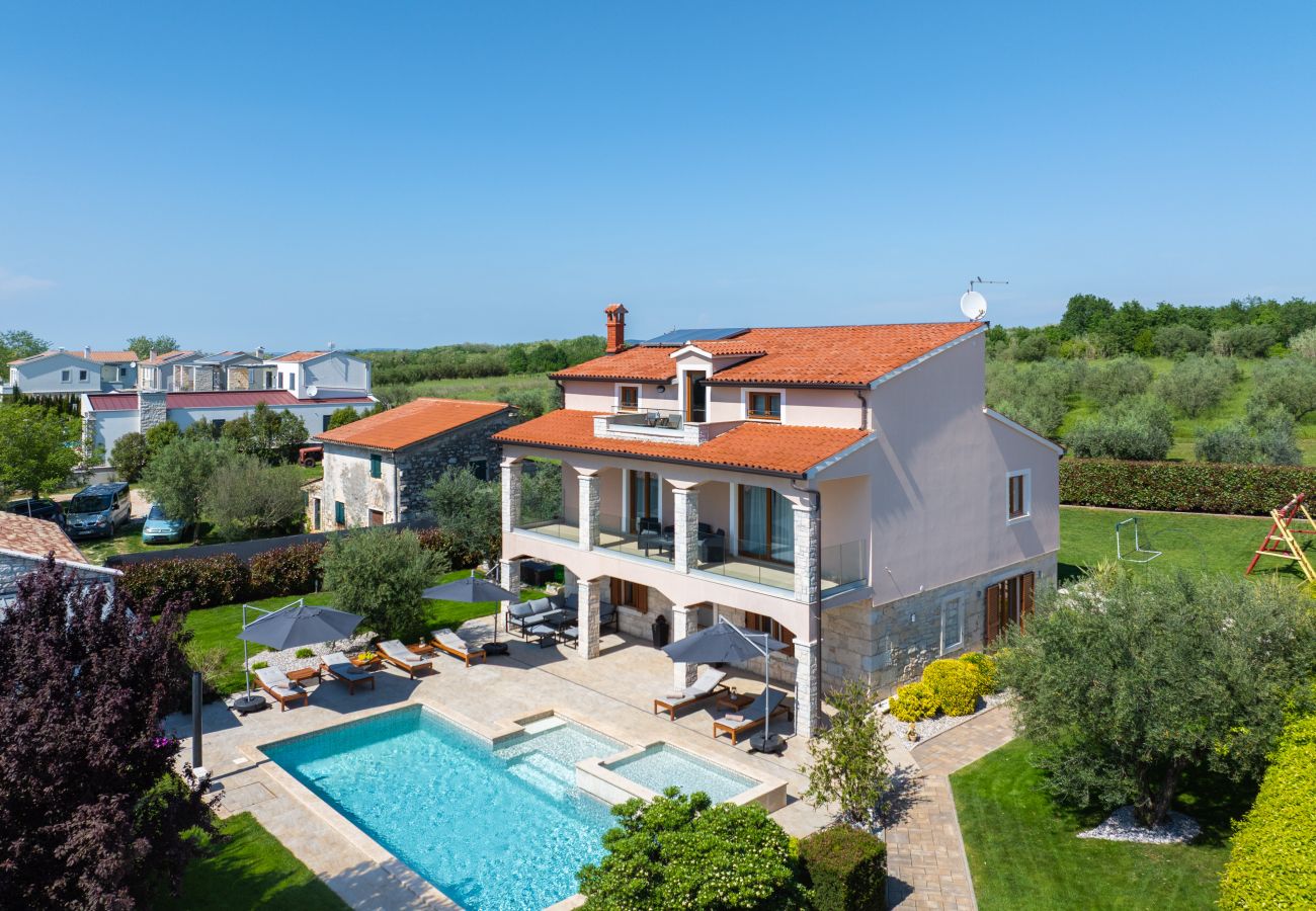 Villa a Valentici - Villa Gambin near Poreč for 8 persons with private 36 m2 pool, whirlpool, kids playground & sea view