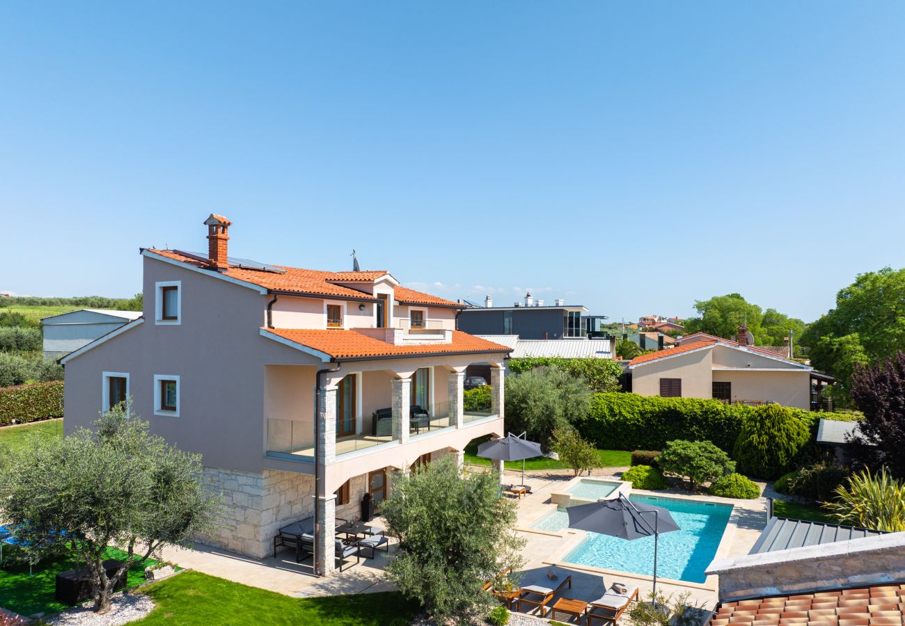 Villa a Valentici - Villa Gambin near Poreč for 8 persons with private 36 m2 pool, whirlpool, kids playground & sea view