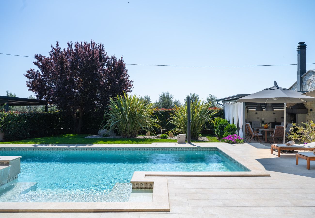 Villa a Valentici - Villa Gambin near Poreč for 8 persons with private 36 m2 pool, whirlpool, kids playground & sea view