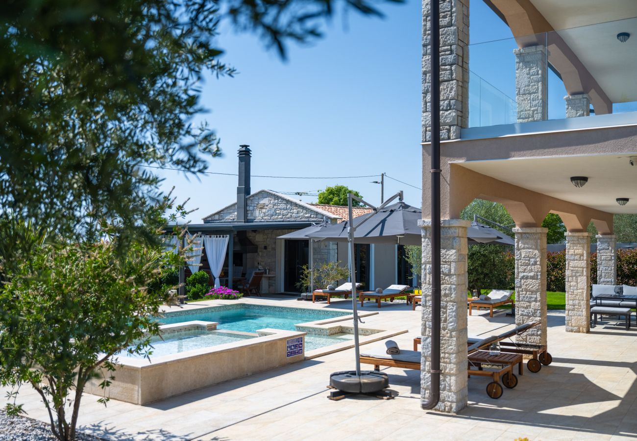 Villa a Valentici - Villa Gambin near Poreč for 8 persons with private 36 m2 pool, whirlpool, kids playground & sea view